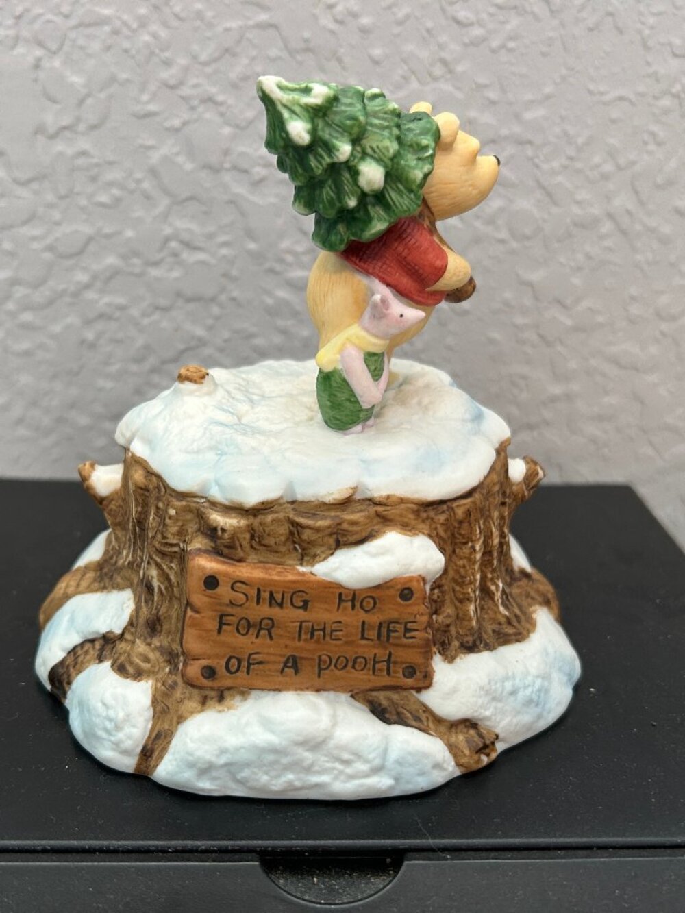 1988 Winnie The Pooh Music Box Willits - We wish You a Merry Christmas